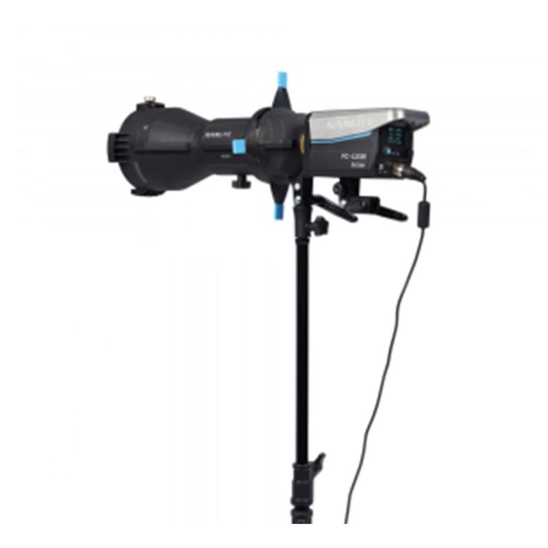 Adaptateur projecteur PJ-FMM-10 sur Forza 60C, éclairant un produit en studio avec un faisceau préci