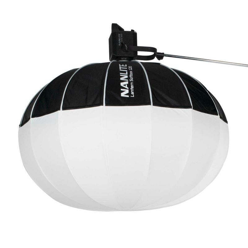 Softbox lanterne Nanlite Lantern 120 entièrement assemblée, montrant sa grande forme ronde et son ti