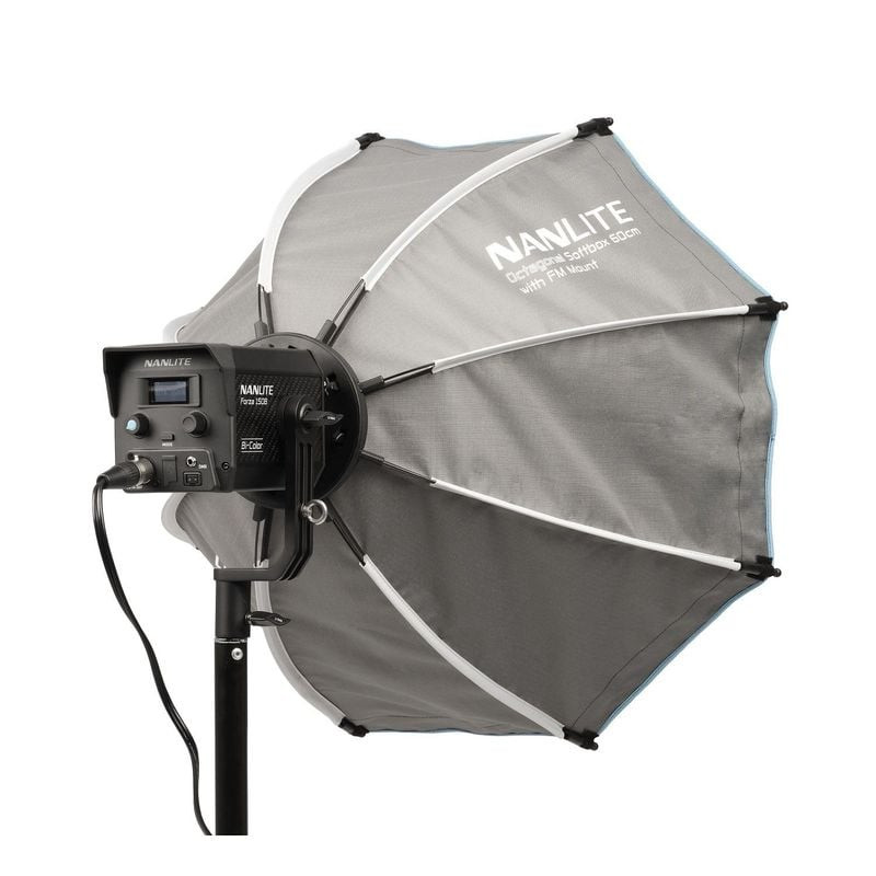 Softbox Nanlite SB-FMM-O-60 repliée pour le rangement, montrant sa taille compacte