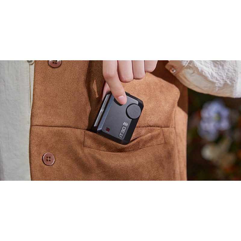 Flash Godox iT30Pro O rangé dans un petit sac photo avec d'autres équipements.