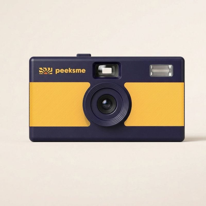 Vue de face de l'appareil photo numérique rétro Peeksme Jaune bleu marine avec panneau texturé jaune