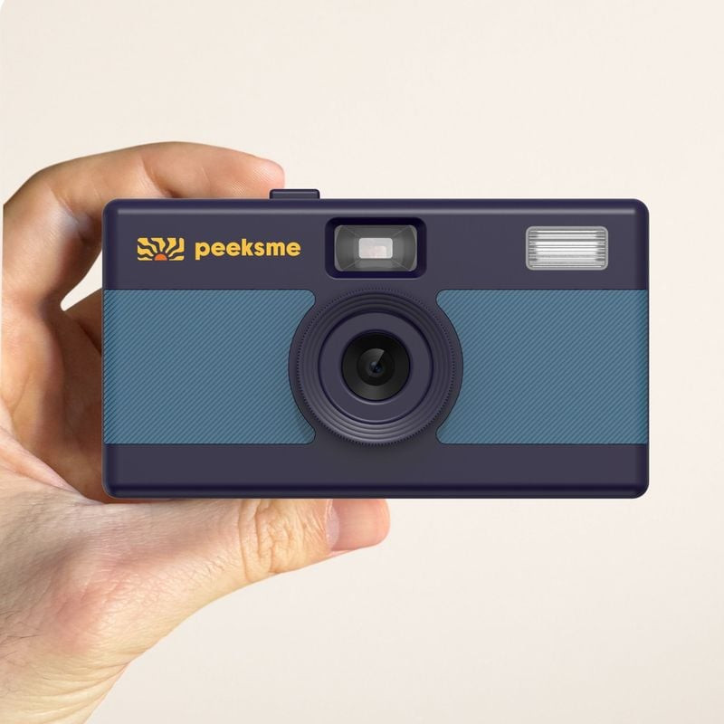 Jeune femme utilisant le PEEKSME BLEU APPAREIL PHOTO NUMERIQUE RETRO en voyage