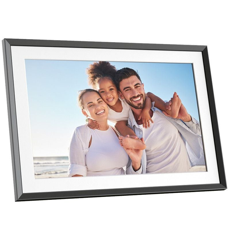 Cadre photo connecté AgfaPhoto APF1000WIFI affichant une photo de famille souriante sur son écran 10