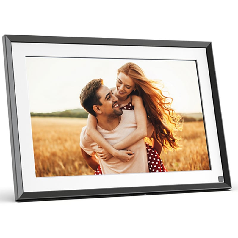 Cadre photo Wi-Fi AgfaPhoto APF1000WIFI affichant un couple s'enlaçant dans un champ doré
