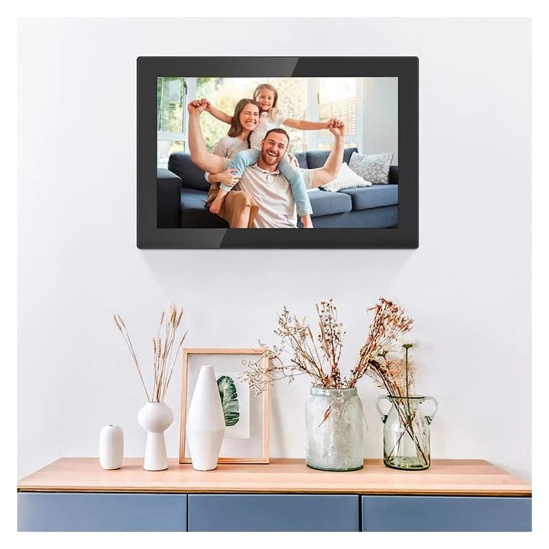 Cadre photo connecté AgfaPhoto APF1000 mural dans un salon lumineux au-dessus d'un buffet en bois