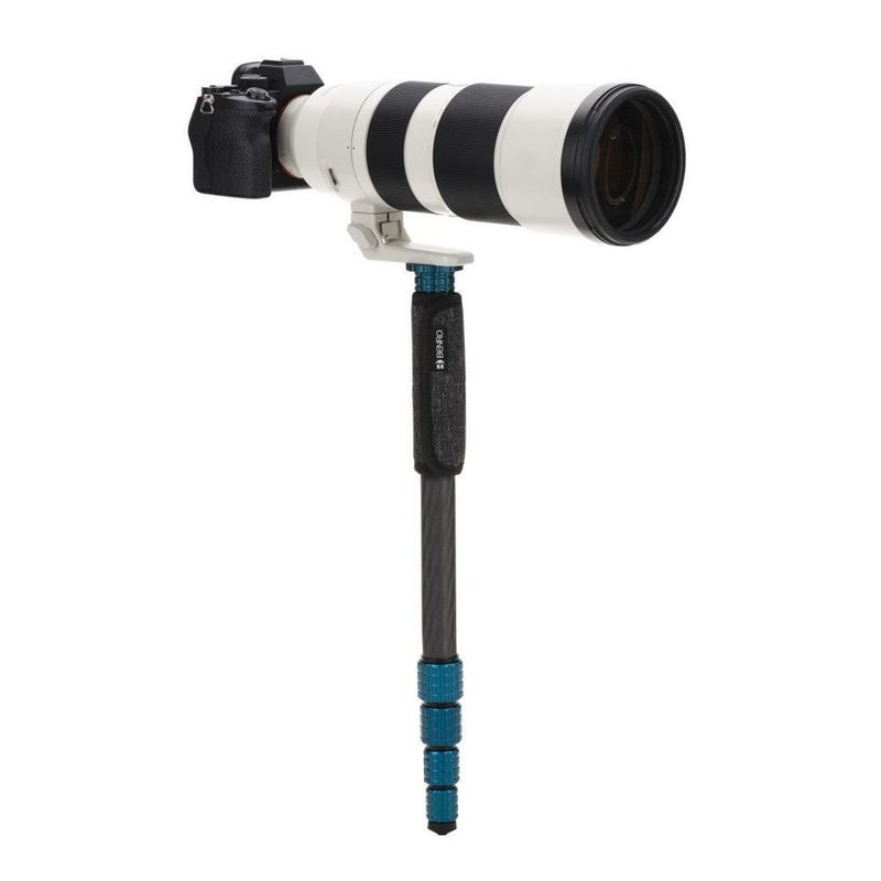 Le BENRO MSSL09C MONOPODE SUPER SLIM CARBONE posé sur un rocher, en pleine nature, avec un appareil 