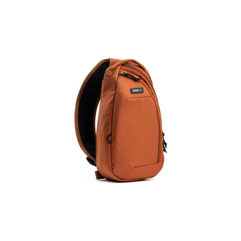 Sac bandoulière Think Tank TurnStyle 5L Urban Rust, vue inclinée montrant le dos rembourré en maille