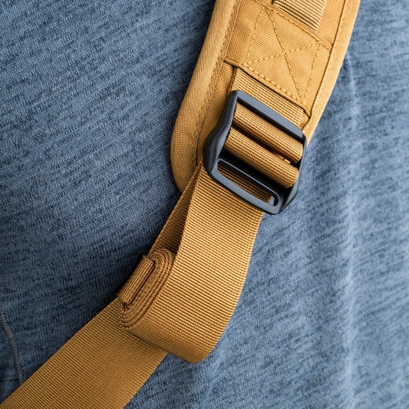 Détail du sac photo THINK TANK TURNSTYLE 8L GOLDEN HOUR : sangle rotative et rembourrage respirant
