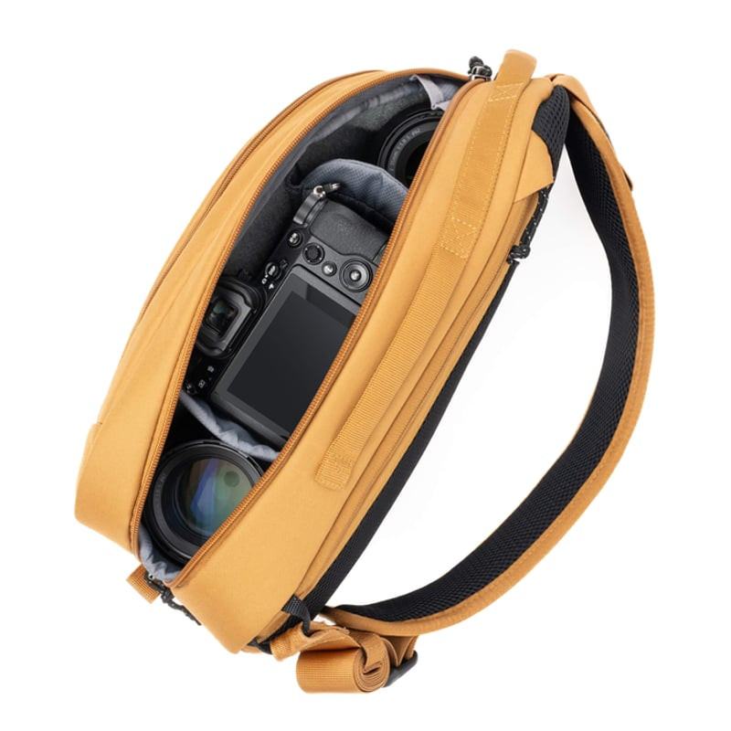 Sac photo THINK TANK TURNSTYLE 8L GOLDEN HOUR en packshot, design rotatif et bandoulière, vue de fac