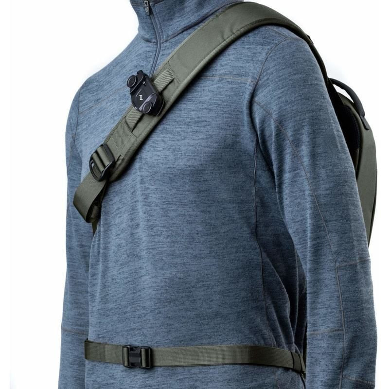 Sac photo sling THINK TANK TURNSTYLE 5L GREENWAY porté en extérieur, accès rapide à l'équipement.