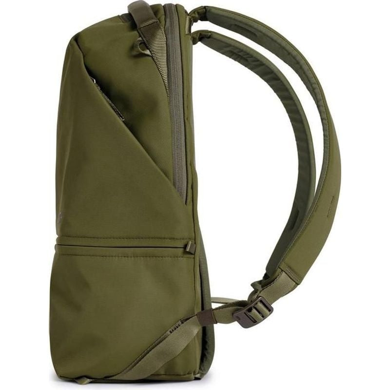Vue de côté du sac à dos Urth Arkose 20L vert avec bretelles rembourrées et poche latérale
