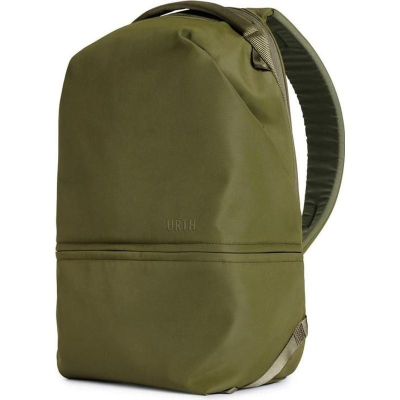 Panneau arrière du sac à dos Urth Arkose 20L vert olive avec logo URTH et poignée supérieure