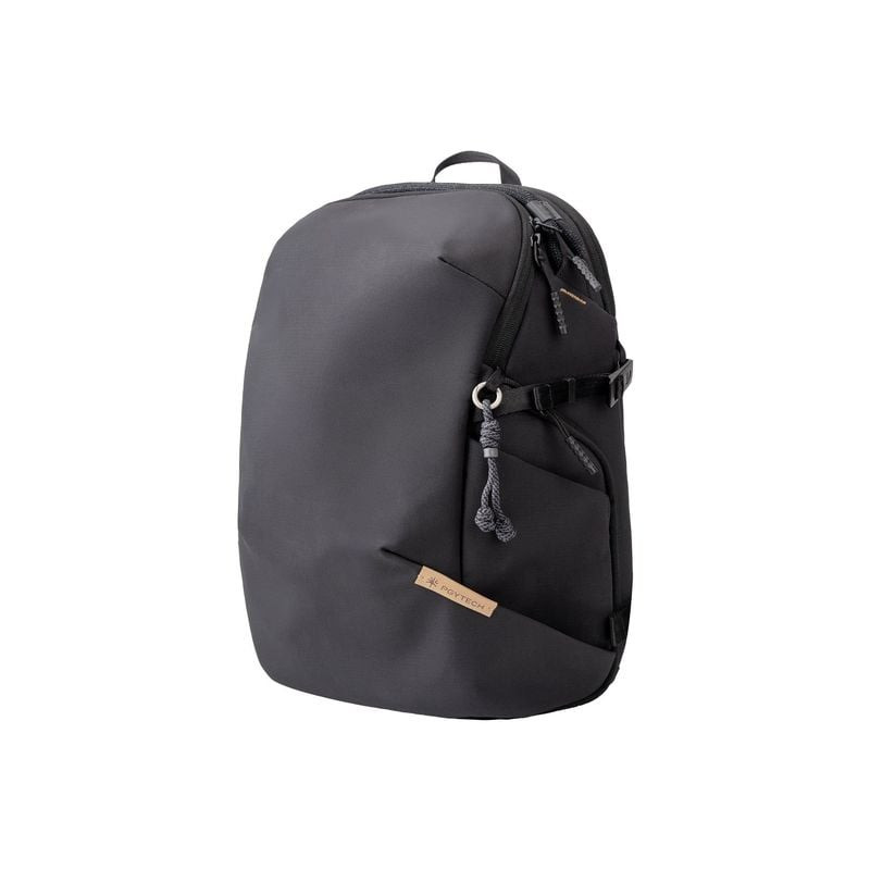 Sac à dos PGYTECH OneGo Lite 22L noir présenté de biais, tissu déperlant minimaliste et tirettes de 