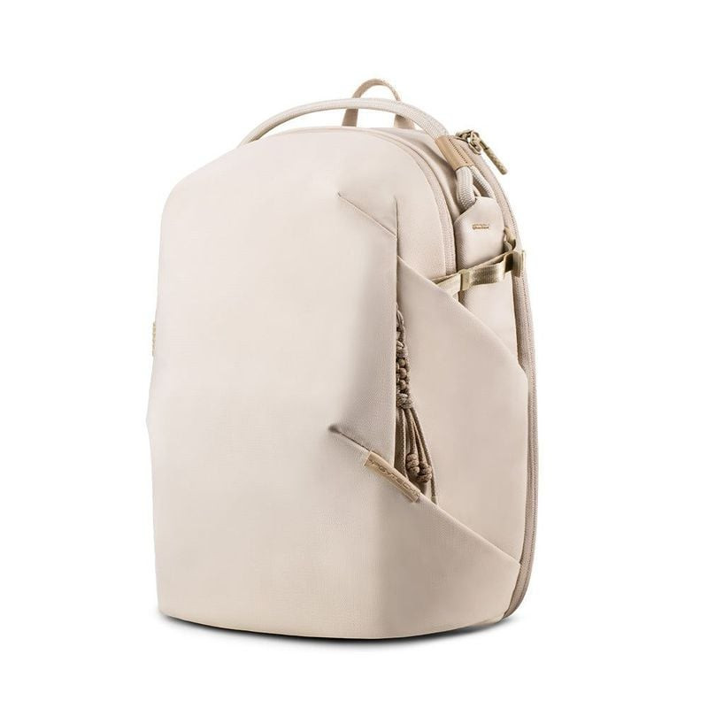 Vue packshot du PGYTECH ONEGO LITE BACKPACK 12L CREME, sac à dos photo crème.