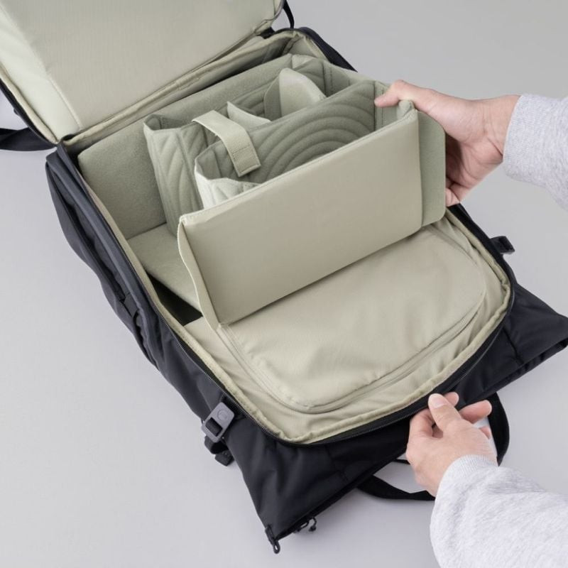 Le sac photo PGYTECH ONEGO ROAMER TOTE 18L NOIR en ambiance urbaine, élégant et modulable.
