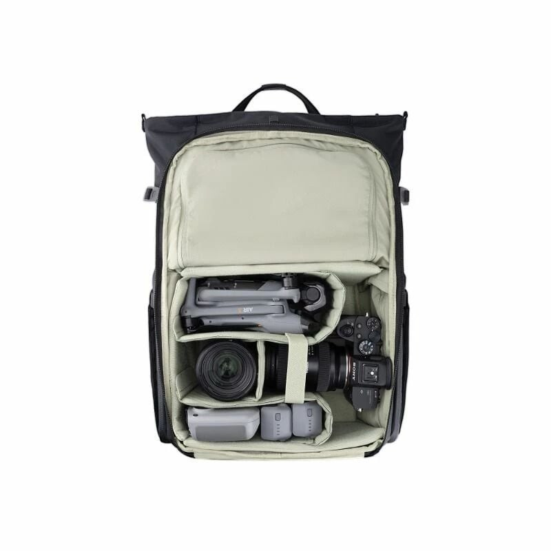 Le sac photo PGYTECH ONEGO ROAMER TOTE 18L NOIR en situation, alliant style urbain et fonctionnalité