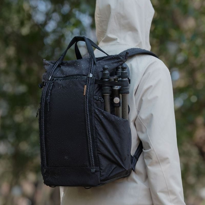 Photographe urbain avec le PGYTECH ONEGO ROAMER TOTE 18L NOIR, tote photo 2-en-1 élégant