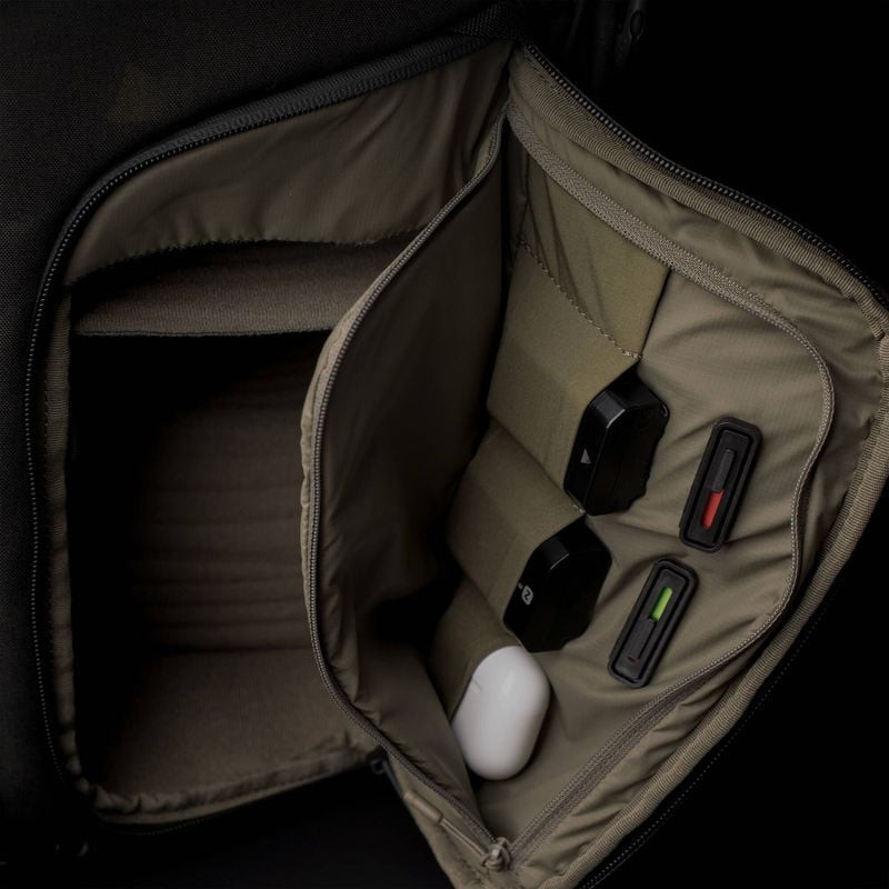 Détail du PGYTECH ONEMO TACTICAL 35L MARRON COYOTE : compartiments, sangles MOLLE et finitions robus