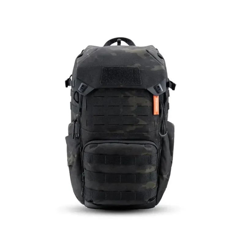 Vue de face du sac à dos PGYTECH OneMo Tactical 35L Noir Camo avec attaches MOLLE, sangles de compre