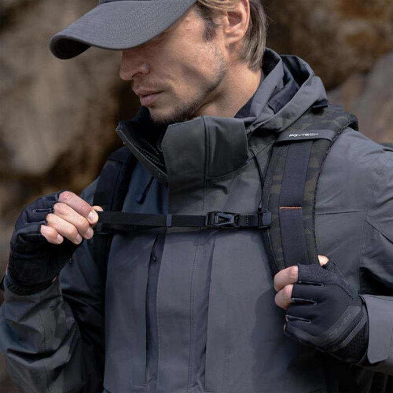 Homme ajustant la sangle sternale du sac à dos PGYTECH OneMo Tactical 35L Noir Camo porté en extérie