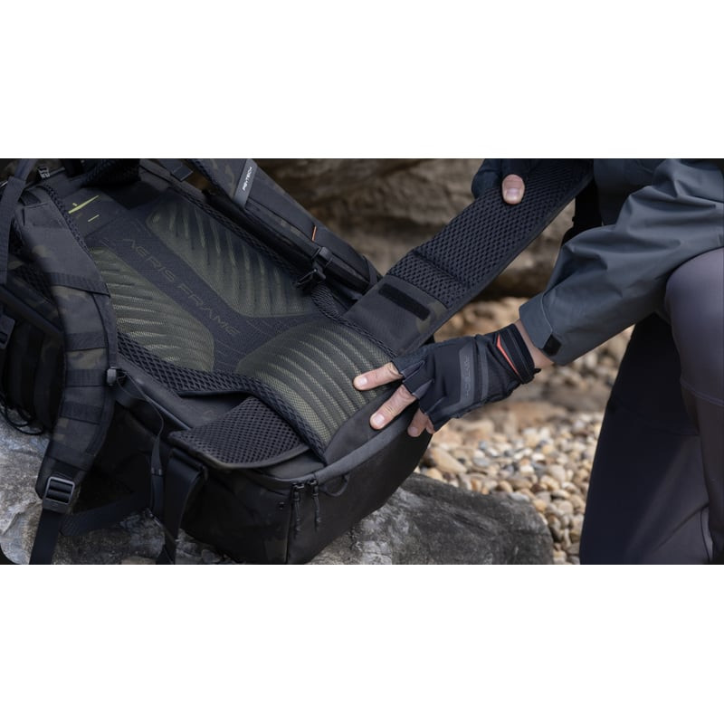 Gros plan sur le panneau dorsal ventilé et la sangle d'épaule rembourrée du sac à dos PGYTECH OneMo 