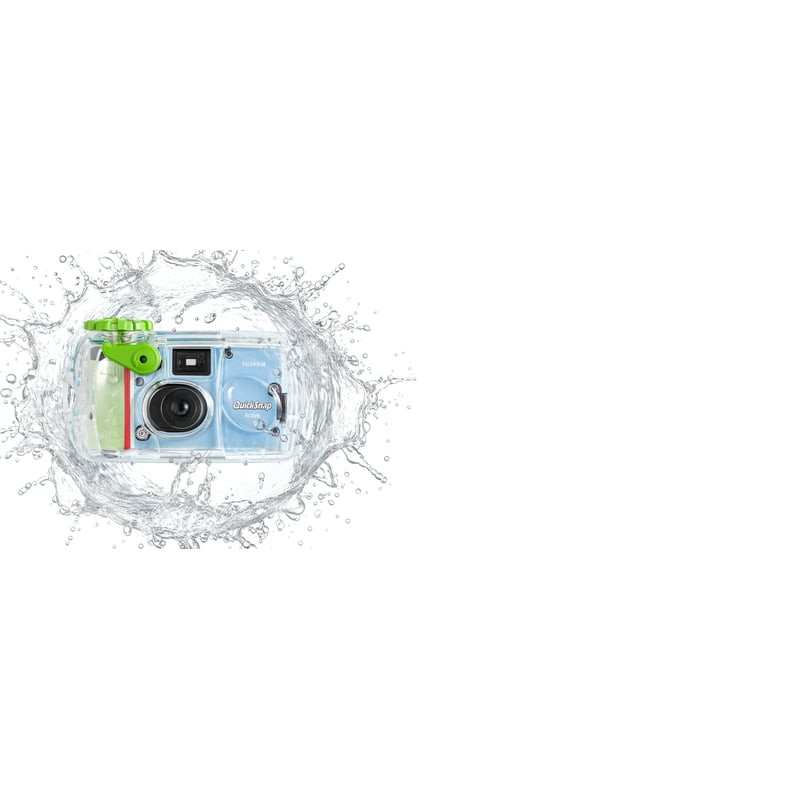 Appareil photo jetable étanche FUJIFILM QUICKSNAP ACTIVE SP 27P (WATERPROOF) sur une plage ensoleill