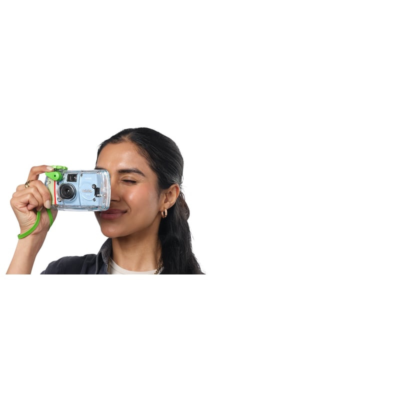 Personne utilisant l'appareil photo étanche FUJIFILM QUICKSNAP ACTIVE SP 27P (WATERPROOF) en randonn