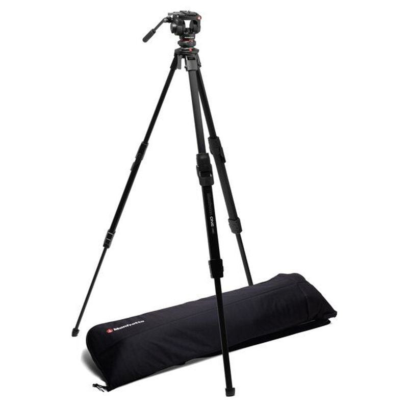 Trépied Manfrotto ONE Vidéo Alu avec rotule fluide 500X à côté de sa housse rembourrée noire, plié e