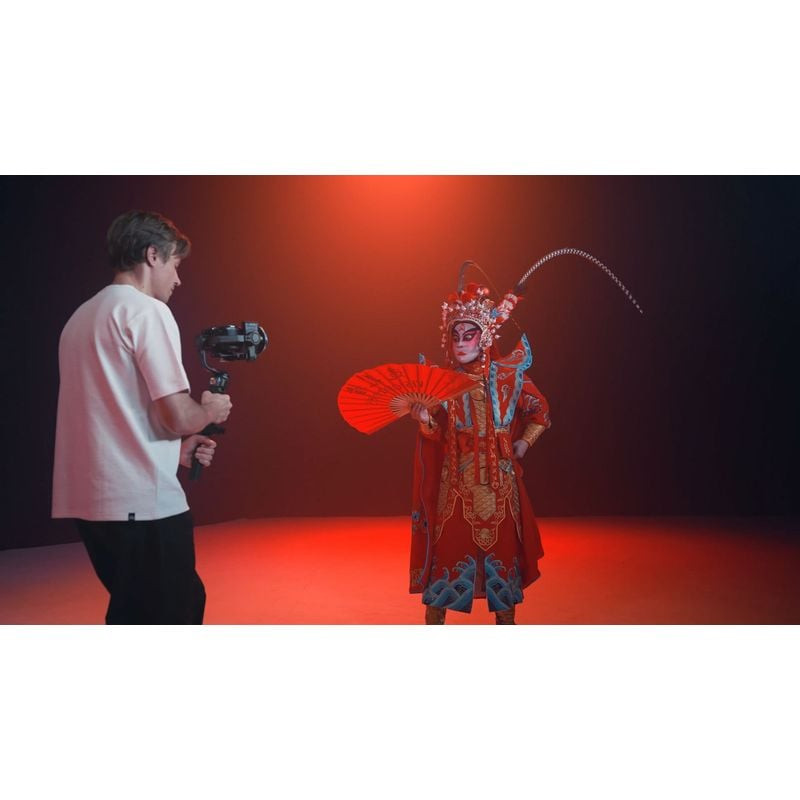 Vidéaste filmant un artiste lyrique en costume rouge avec le gimbal ZHIYUN WEEBILL 5 STANDARD en stu