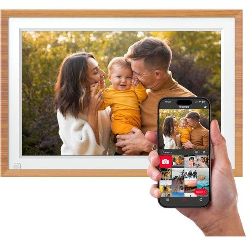 Main tenant un smartphone avec l'application FRAMEO, envoyant une photo de famille au cadre en bois 