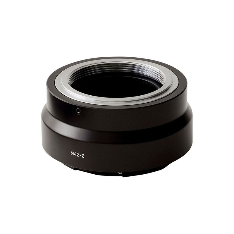 Adaptateur de monture Urth M42-Z vu de biais, marquage M42-Z gravé et bague filetée M42 argentée.
