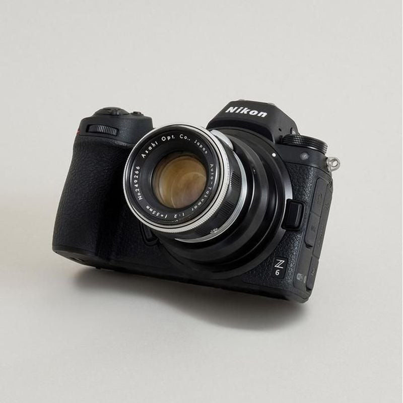 Appareil photo hybride Nikon Z6 avec un objectif vintage M42 monté via l'adaptateur de monture Urth.