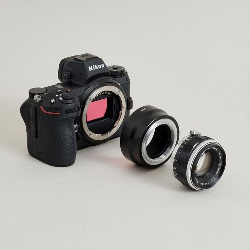 Appareil photo Nikon Z, adaptateur Urth M42 vers Nikon Z et objectif M42 vintage disposés séparément