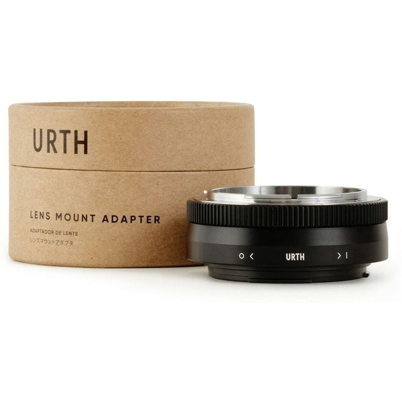 Adaptateur de monture Urth pour Canon FD vers Canon RF présenté à côté de sa boîte en carton kraft c