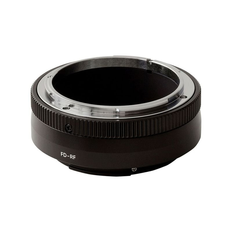 Gros plan de l'adaptateur de monture Urth FD-RF : bague métallique argentée, corps noir nervuré et m