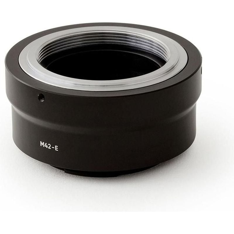 Adaptateur Urth M42 vers Sony E incliné, mettant en valeur le filetage argenté M42 et le corps cylin