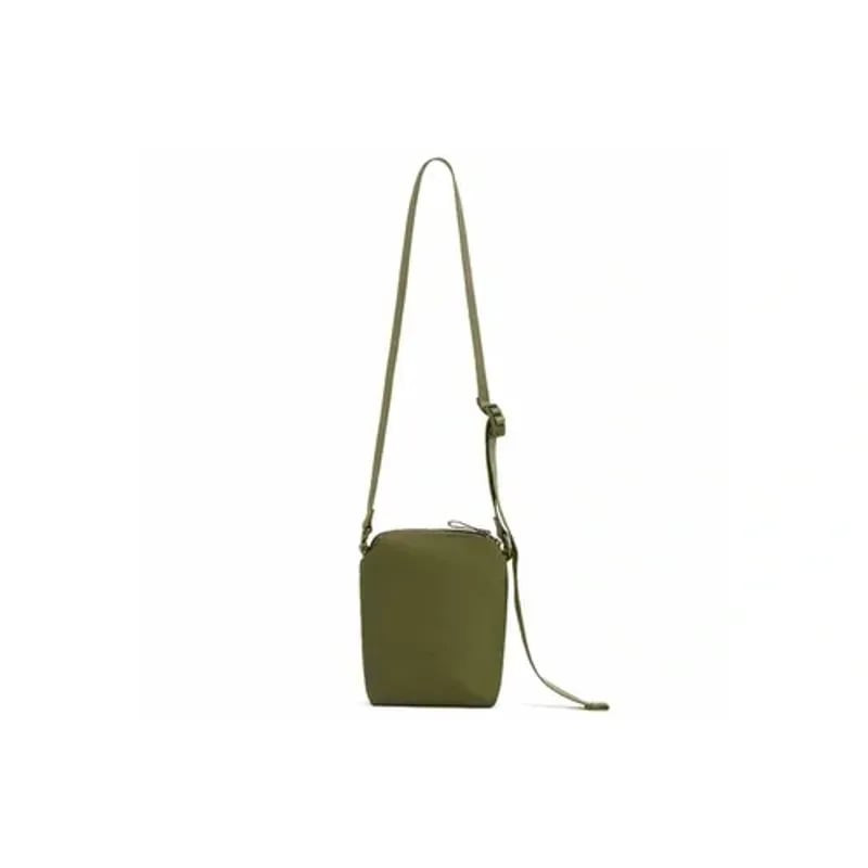 Pochette appareil photo Urth Andesite vert olive vue de profil avec sa longue bandoulière réglable