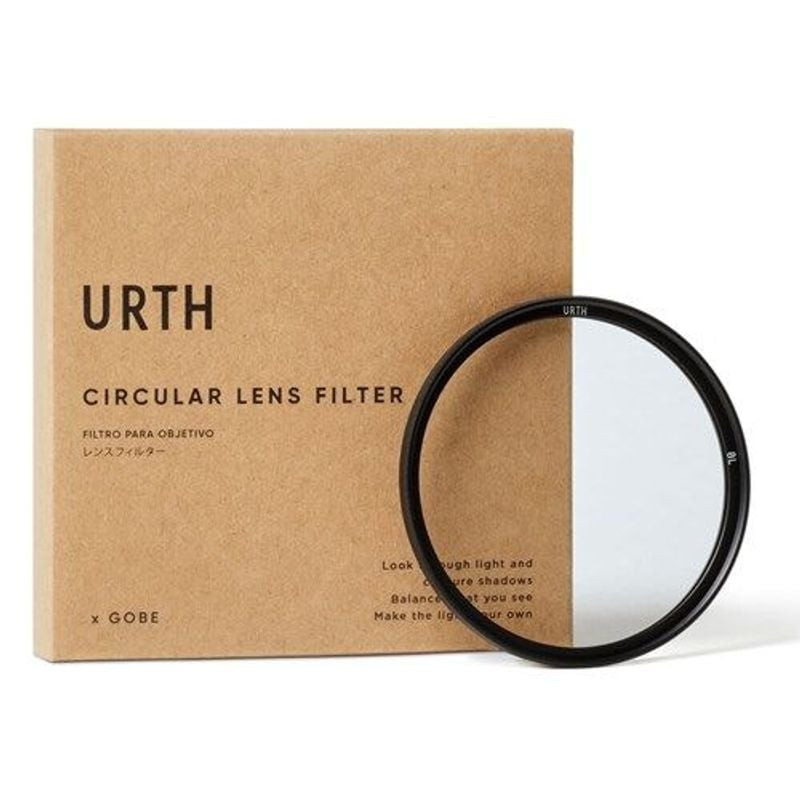 Filtre UV Urth 39 mm posé à côté de sa boîte ronde en kraft brun