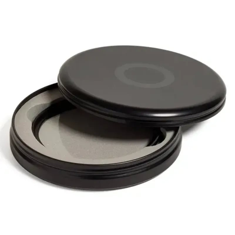 Filtre UV Urth 49 mm dans son étui rigide magnétique fin noir ouvert avec couvercle, sur fond blanc