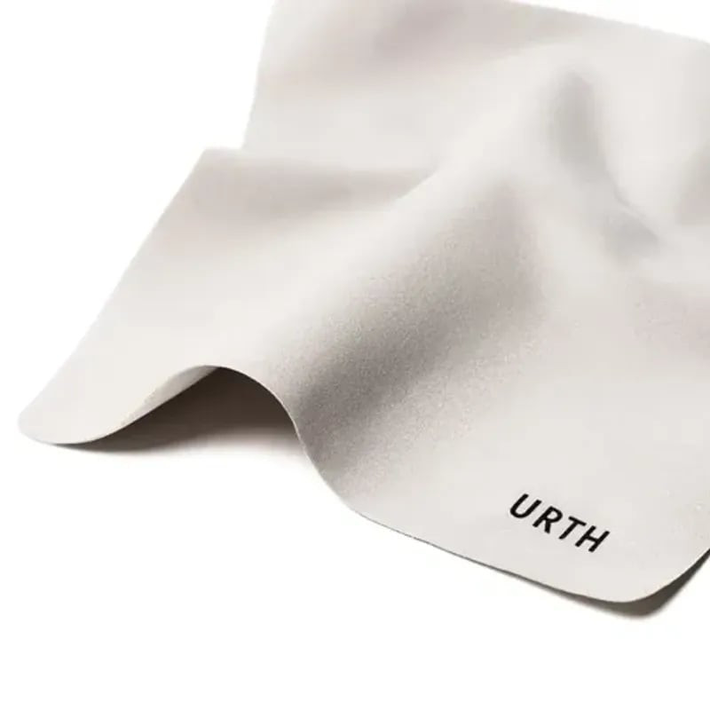 Chiffon microfibre blanc de marque Urth pour objectifs et filtres photo, doucement plié sur fond bla