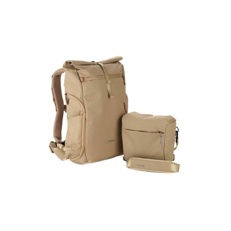 Sac à dos photo roll-top Shimoda Side Street 28 beige avec insert Medium Top Loader et sangle.