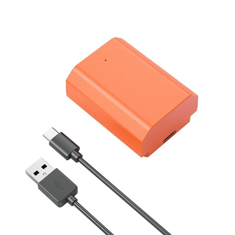 Batterie SmallRig 4969 orange NP-FZ100 avec câble de charge USB-A vers USB-C montré à côté du corps 