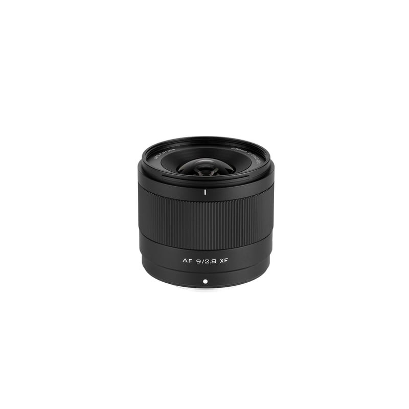Vue de face de l'objectif Viltrox AF 9mm f/2.8 XF noir, bague de mise au point moletée et inscriptio