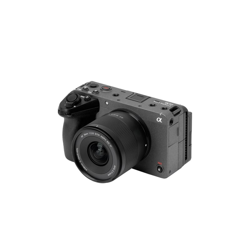 Photographe utilisant le VILTROX AF 9 mm f/2,8 Air Sony E APS-C pour capturer un paysage urbain