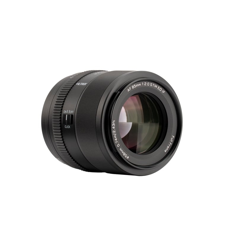 Élément frontal en verre de l'objectif Viltrox AF 85mm f/2.0 EVO FE avec reflets violets du traiteme