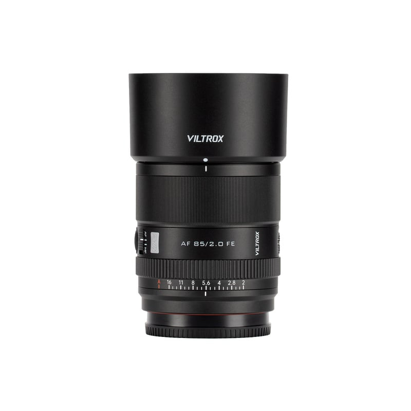 Objectif Viltrox AF 85mm f/2.0 EVO FE avec pare-soleil monté, vue de profil montrant l'échelle d'ouv