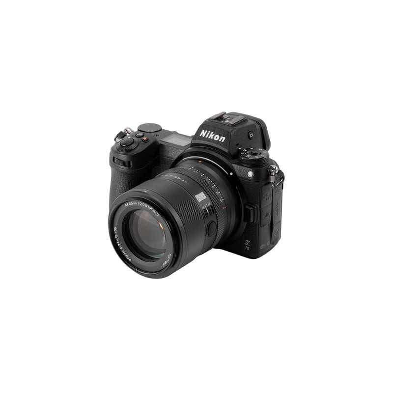 Objectif VILTROX AF 85mm f/2 EVO Monture Nikon Z Plein format posé sur un bureau d'atelier photo