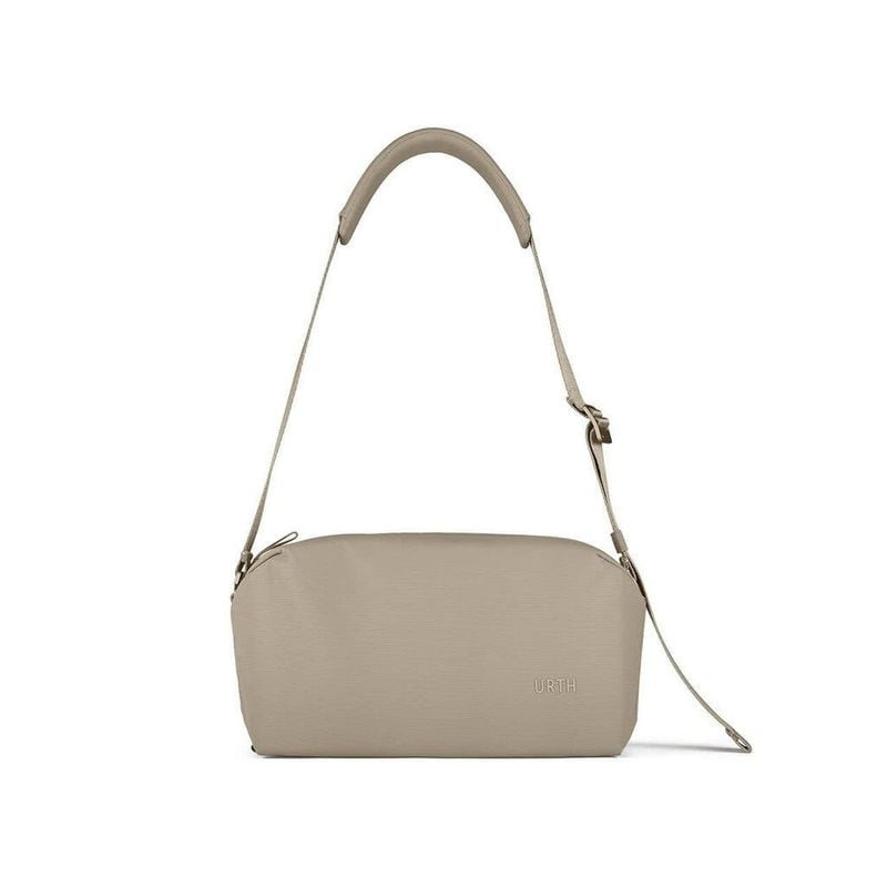 Packshot du sac URTH DOLOMITE 8L CAMERA SLING BEIGE, vue de face sur fond blanc