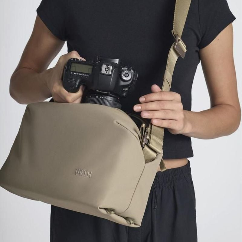 URTH DOLOMITE 8L CAMERA SLING BEIGE