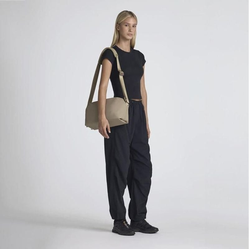 URTH DOLOMITE 8L CAMERA SLING BEIGE